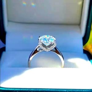 Solid 18k gold 4 carats moissanite ring